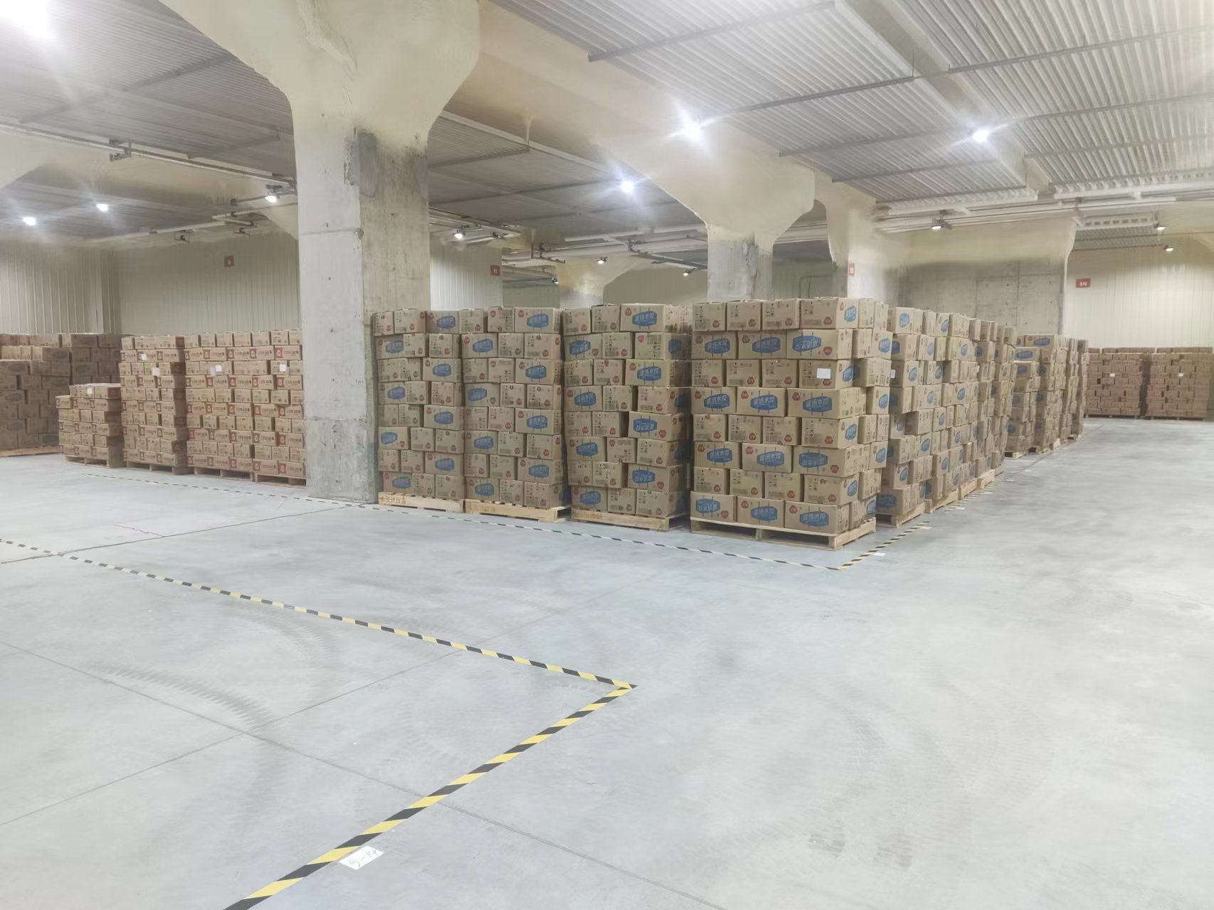 领鲜冷链携手食品企业，提供专业冷冻仓储服务，助力酒店用品高效配送